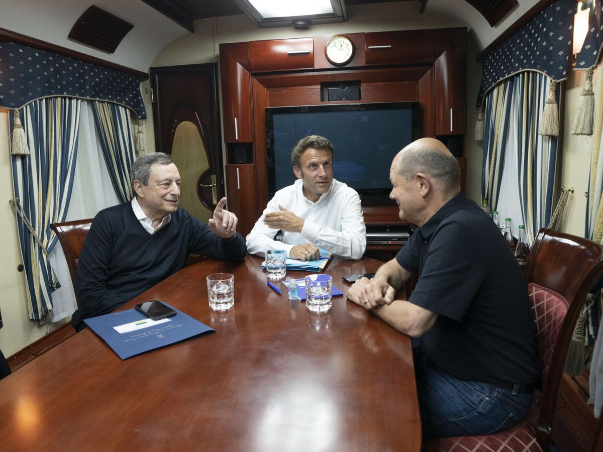 Foto: El primer ministro italiano, Mario Draghi; el presidente francés, Emmanuel Macron, y el canciller alemán, Olaf Scholz, en el tren que los lleva desde Polonia a Kiev. (EFE/Filippo Attili)