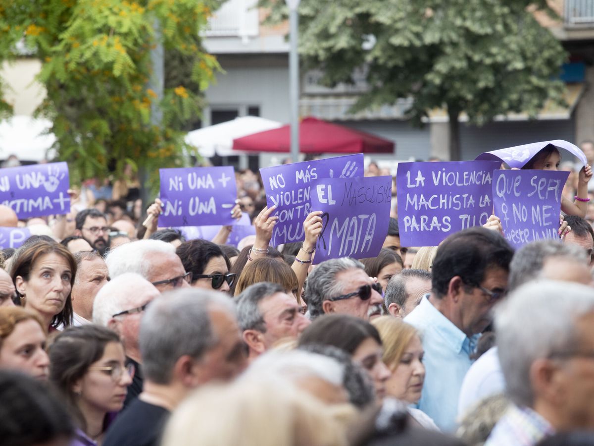Foto: Asistentes a la concentración convocada por el Ayuntamiento de Cornellà (Barcelona) en repulsa por el crimen. (EFE/Marta Pérez)