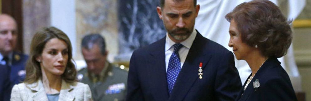 Foto: La princesa Letizia ni comulga ni hace la reverencia protocolaria en el homenaje a Don Juan de Borbón