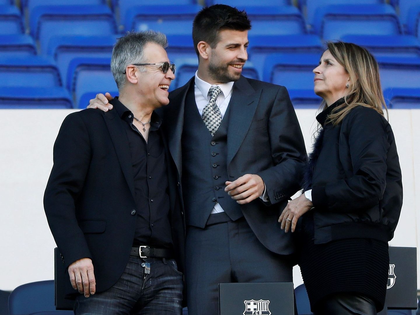 Gerard Piqué, junto a sus padres en las gradas del Camp Nou en 2018. (EFE/Andreu Dalmau)