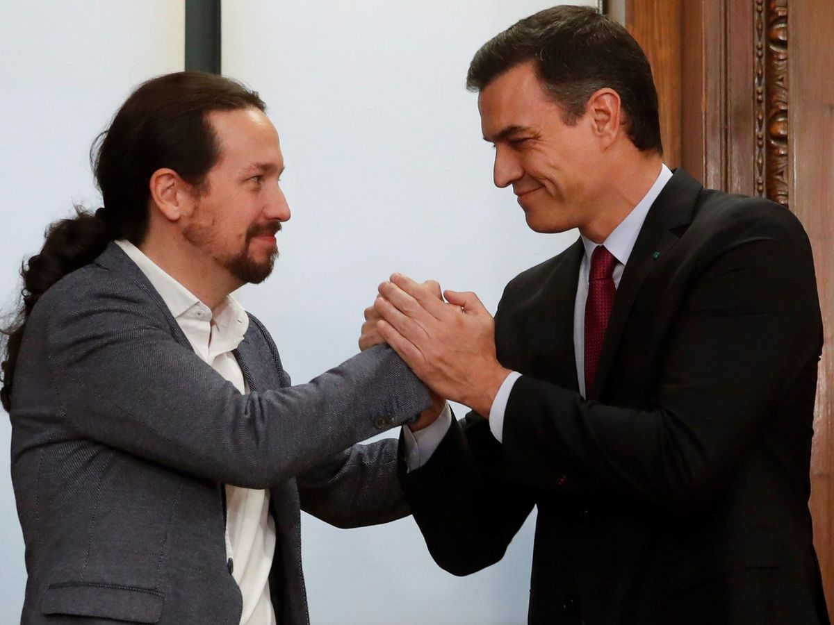 Foto: El candidato a la investidura, Pedro Sánchez (d), y el líder de Podemos, Pablo Iglesias (i), estrechan sus manos tras el acto de firma del acuerdo programático. (EFE)