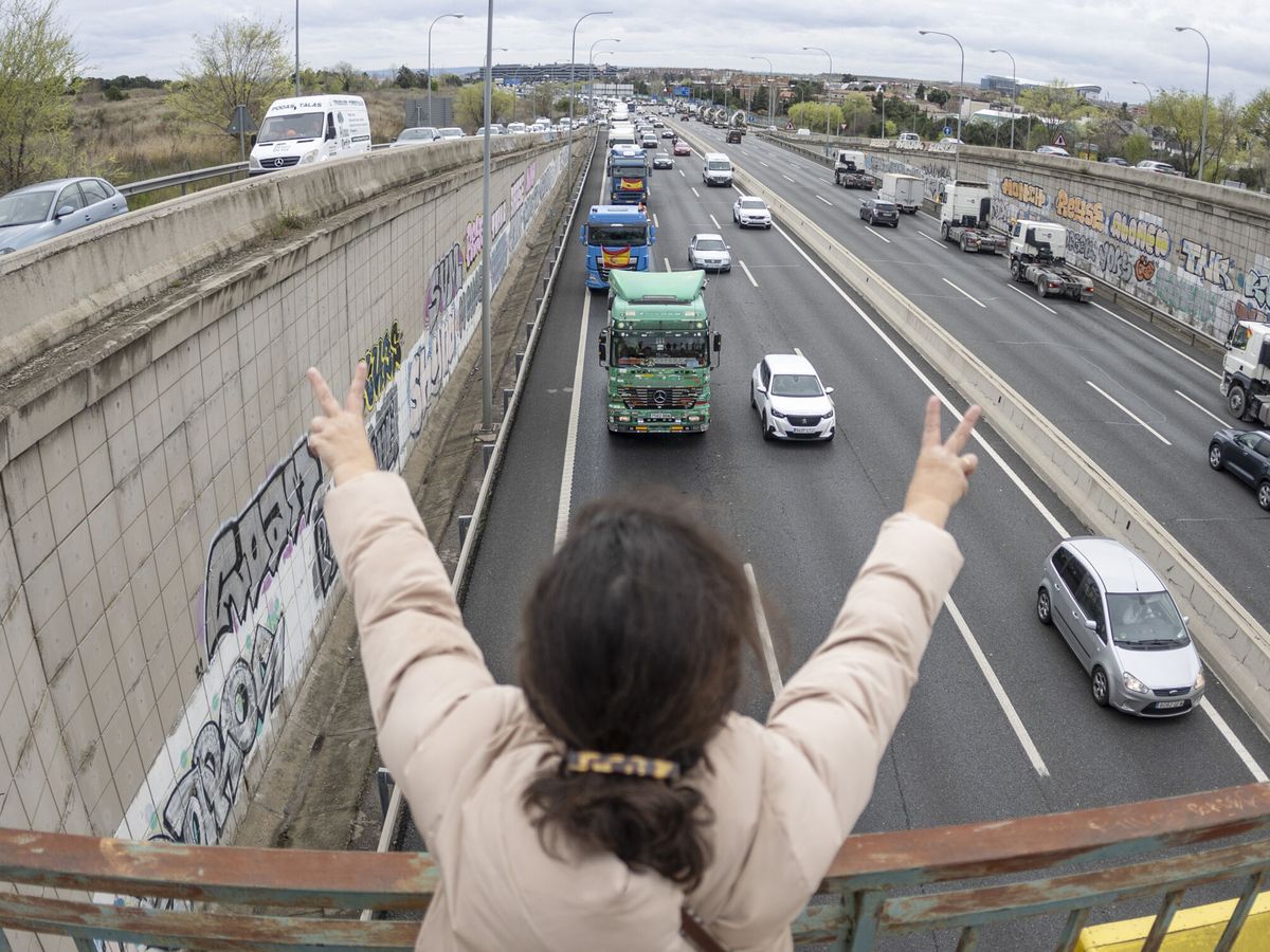 Foto: Marcha lenta de camioneros en Madrid. (EFE/ Rodrigo Jiménez)