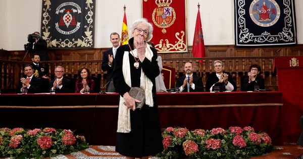 Foto: Ida Vitale recibe el premio Cervantes que le han entregado los Reyes de España en el Paraninfo de Alcalá de Henares. (EFE)