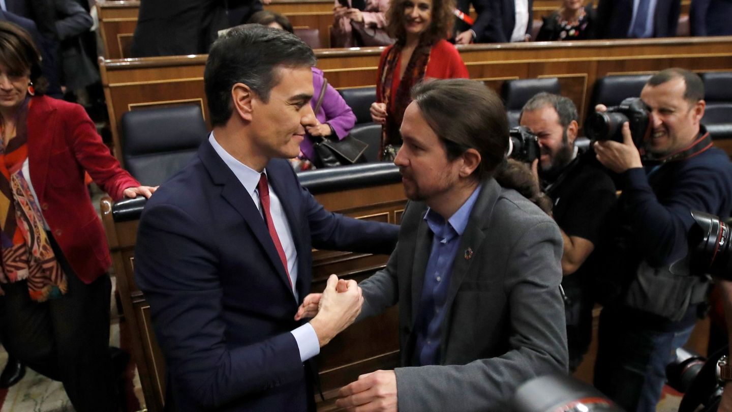 El líder de Unidas Podemos, Pablo Iglesias, felicita a Pedro Sánchez tras lograr este ser investido este 7 de enero en el Congreso. (EFE)