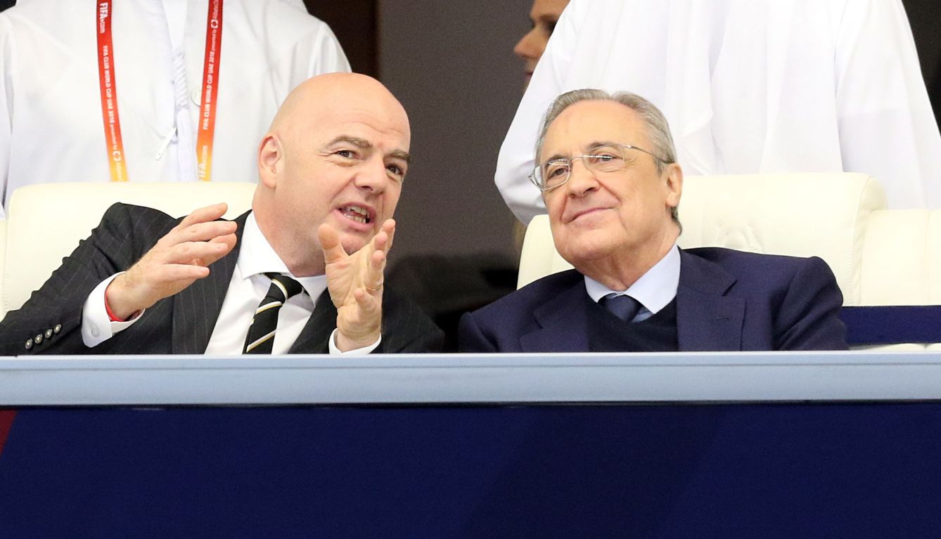 Gianni Infantino y Florentino Pérez, durante un partido en Abu Dhabi. (Reuters)
