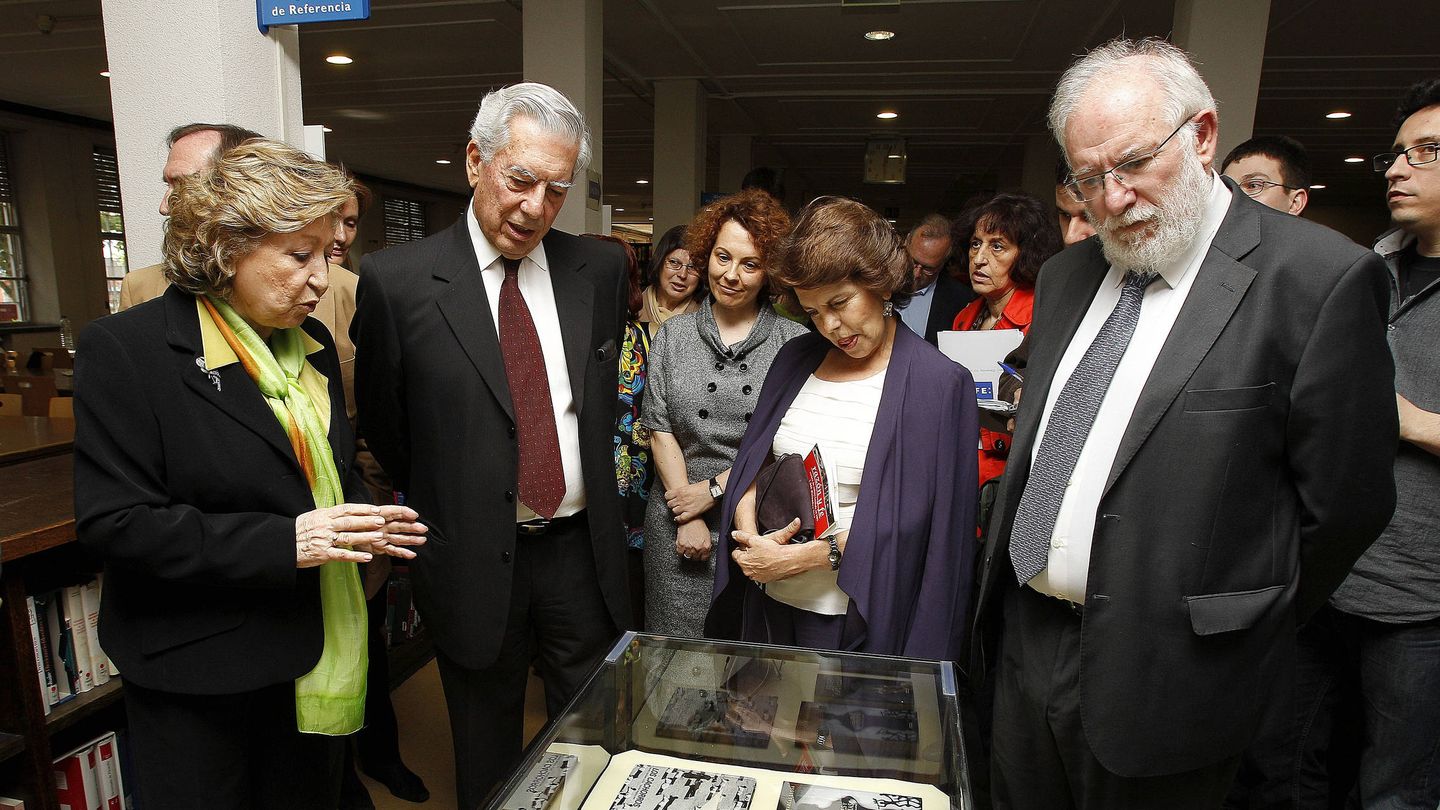 Mario Vargas Llosa (2i), acompañado por Patricia Llosa (2d) y por Carlos Berzosa (d). (EFE/Kote Rodrigo)
