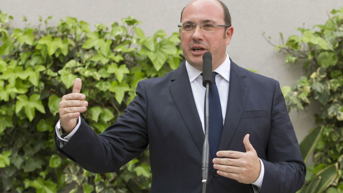 El presidente de Murcia, Pedro Antonio Sánchez, durante la rueda de prensa ofrecida tras declarar. (EFE)