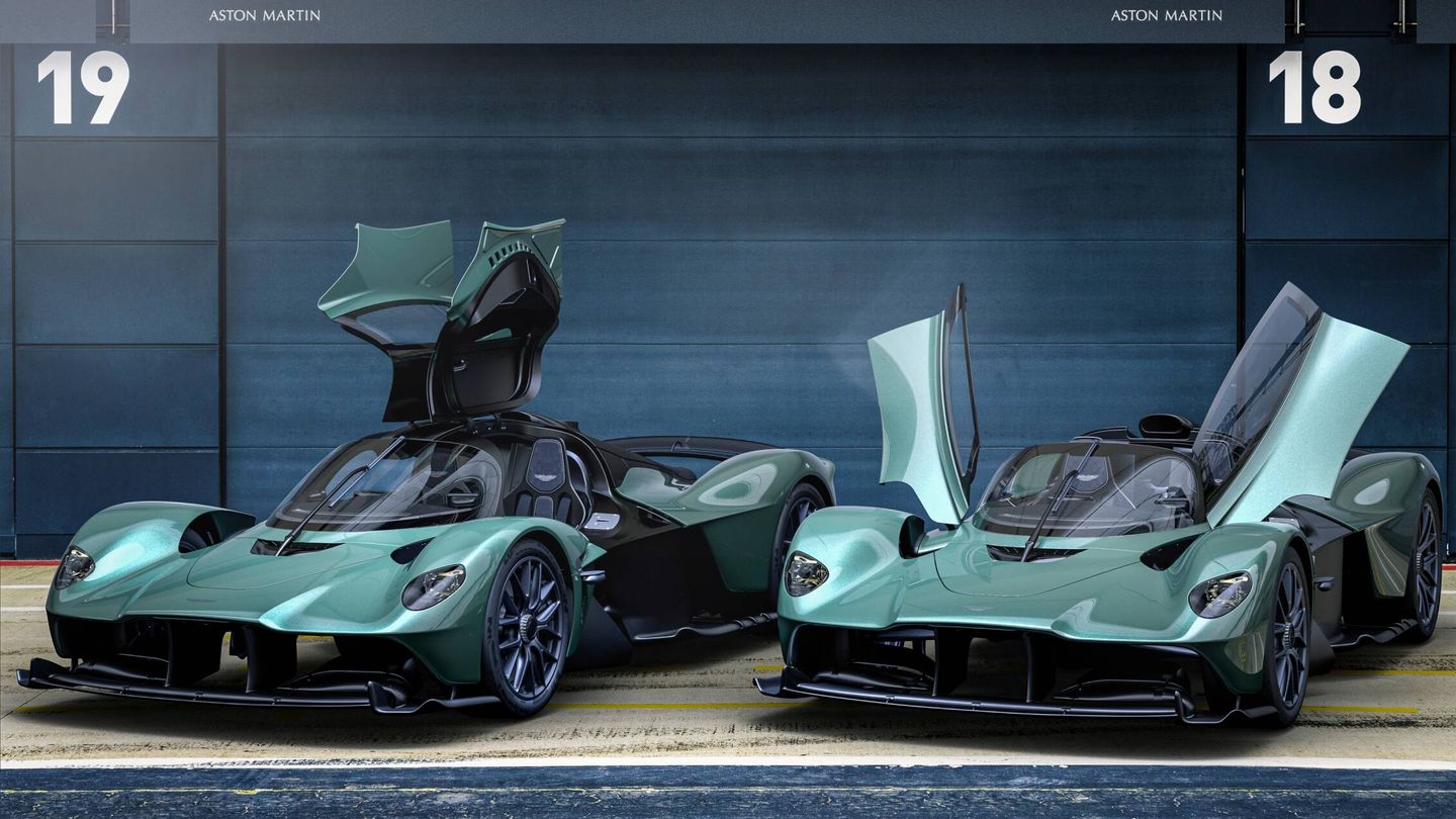 El ya conocido Valkyrie Coupe (izquierda) junto al nuevo Valkyrie Spider (derecha), del que Aston Martin solo fabricará 85 unidades.