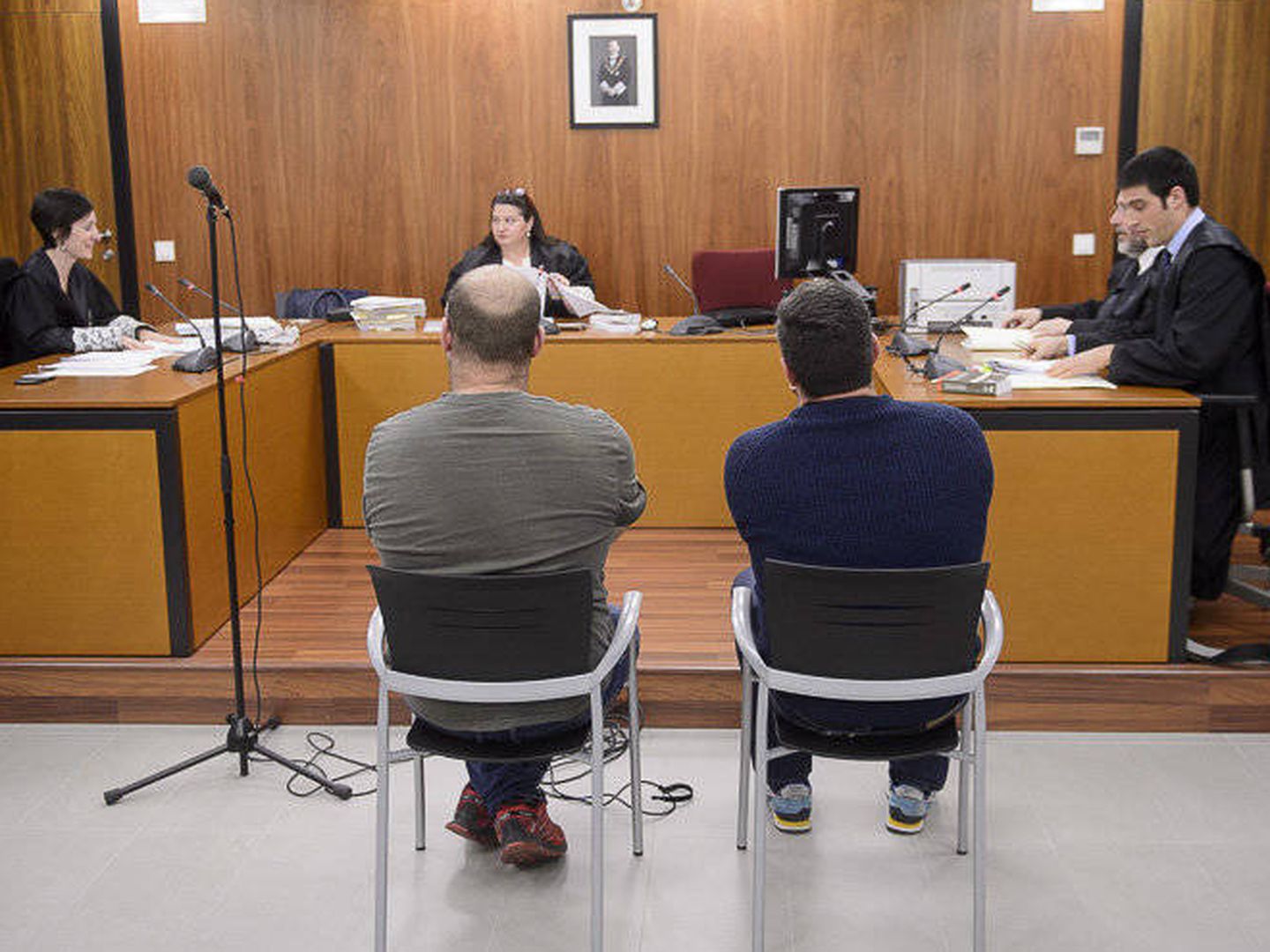 MIkel Goñi, junto al otro acusado, durante el juicio celebrado en Pamplona. (EFE)