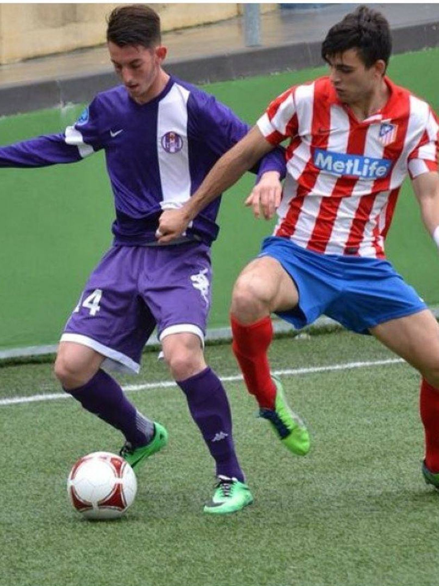 Llama disputa un balón en un partido con el Atlético de Madrid.
