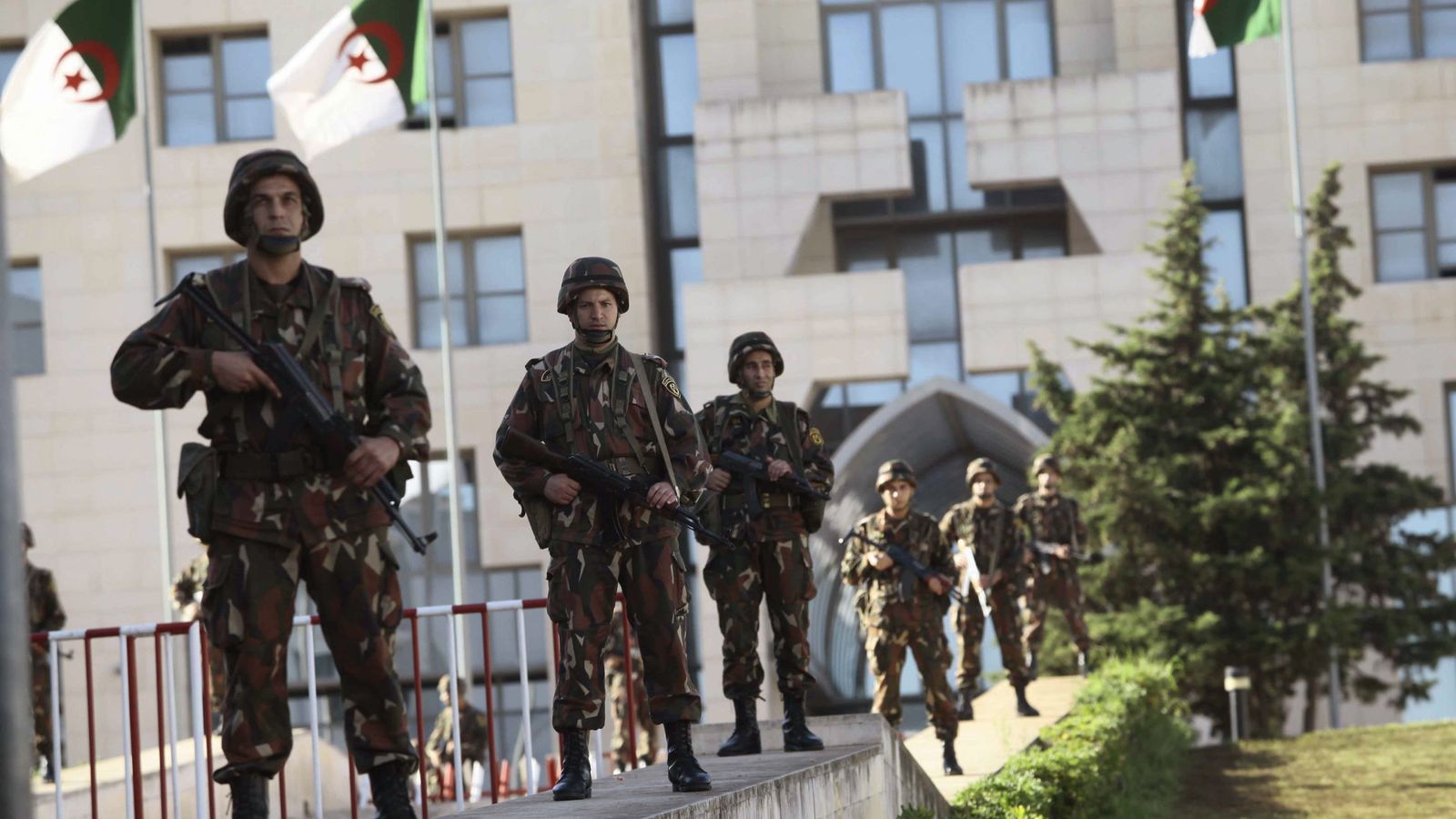 Foto: La Guardia Republicana monta guardia frente al Palacio Presidencial en Argel en octubre de 2014 (Reuters)