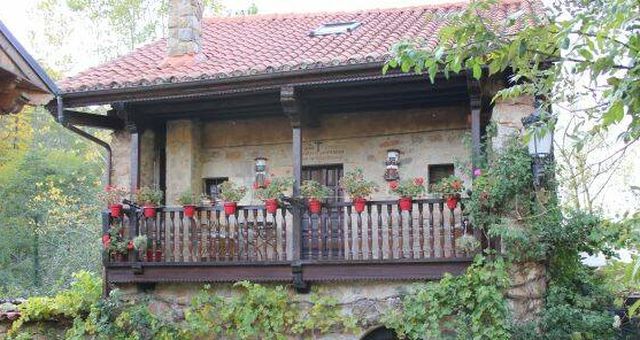Las casas de piedra son decoradas con geranios. (Turismo de Cantabria)