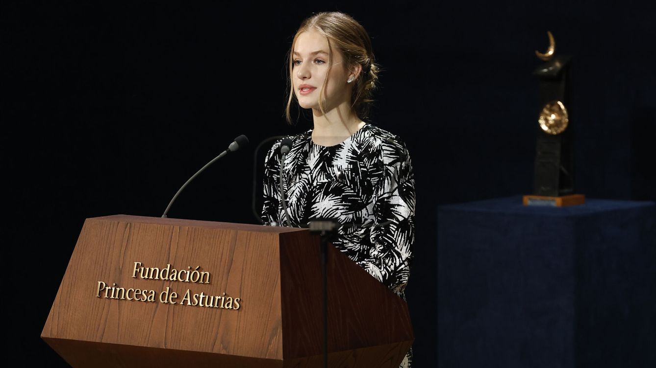 Foto: La princesa Leonor pronuncia unas palabras durante la ceremonia de entrega de la 42 edición de los Premios Princesa de Asturias. (EFE/Ballesteros)