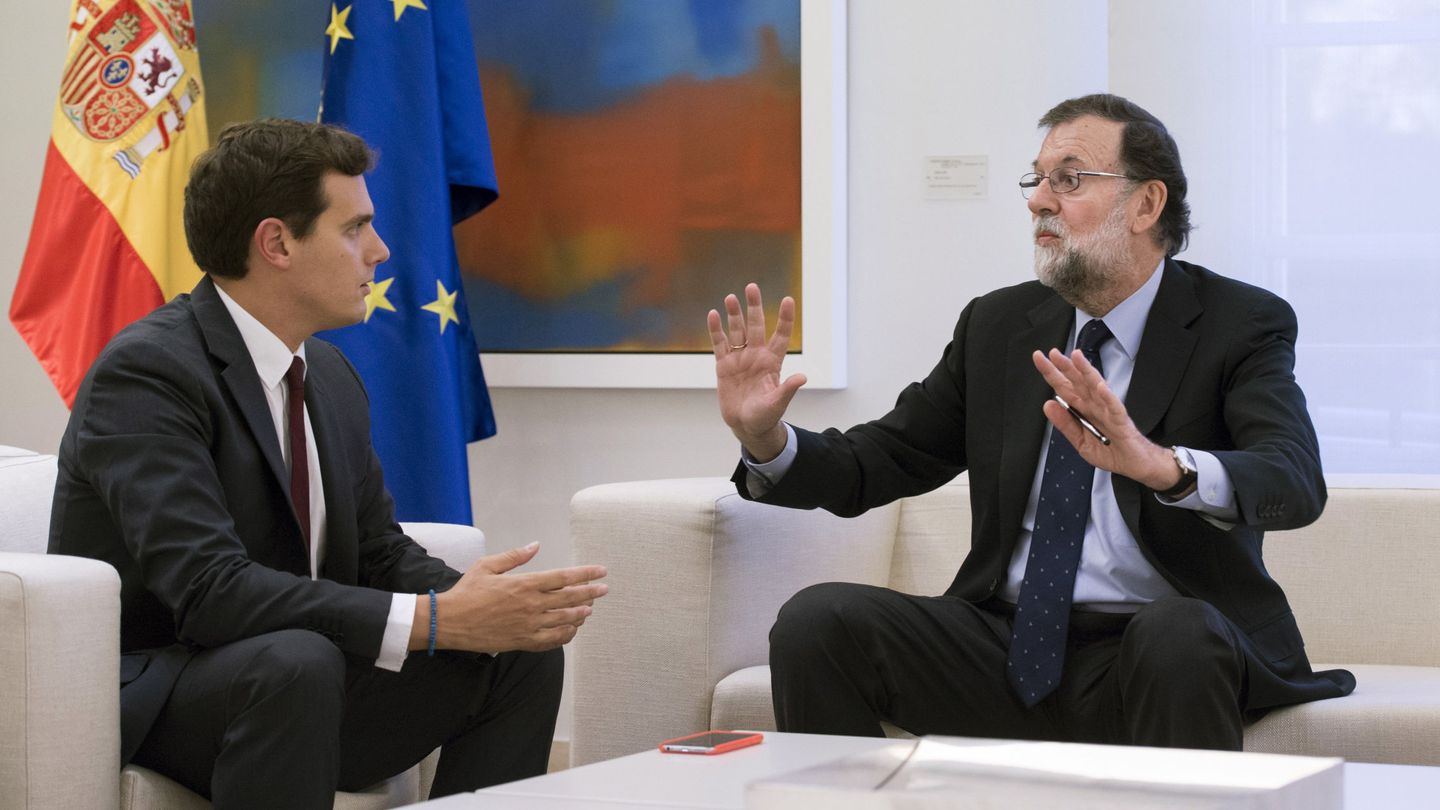 El presidente del Gobierno, Mariano Rajoy (d), y el líder de Cs, Albert Rivera, en una reunión en la Moncloa.