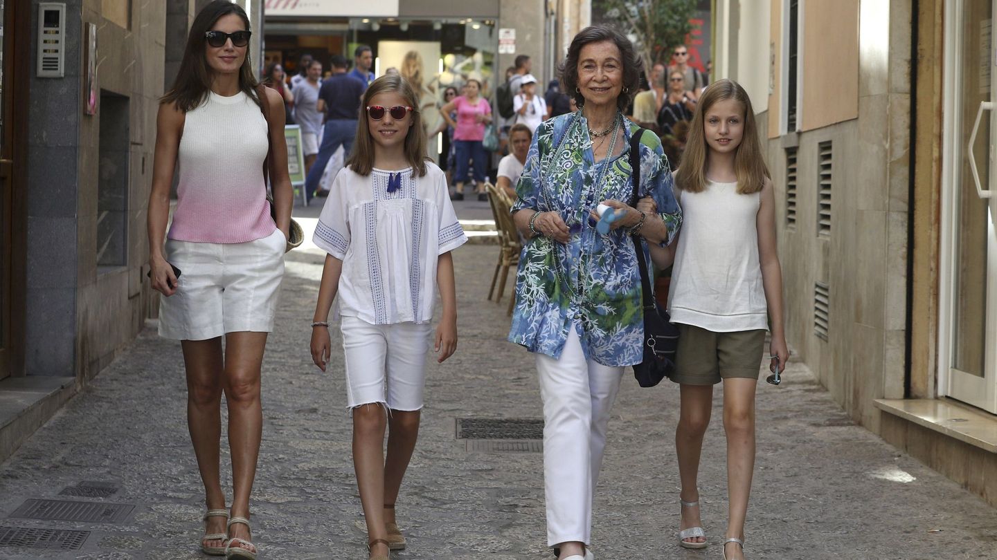 La reina Letizia, la infanta Sofía, la reina Sofía y la princesa Leonor, en la calle San Miguel de Palma. (EFE)