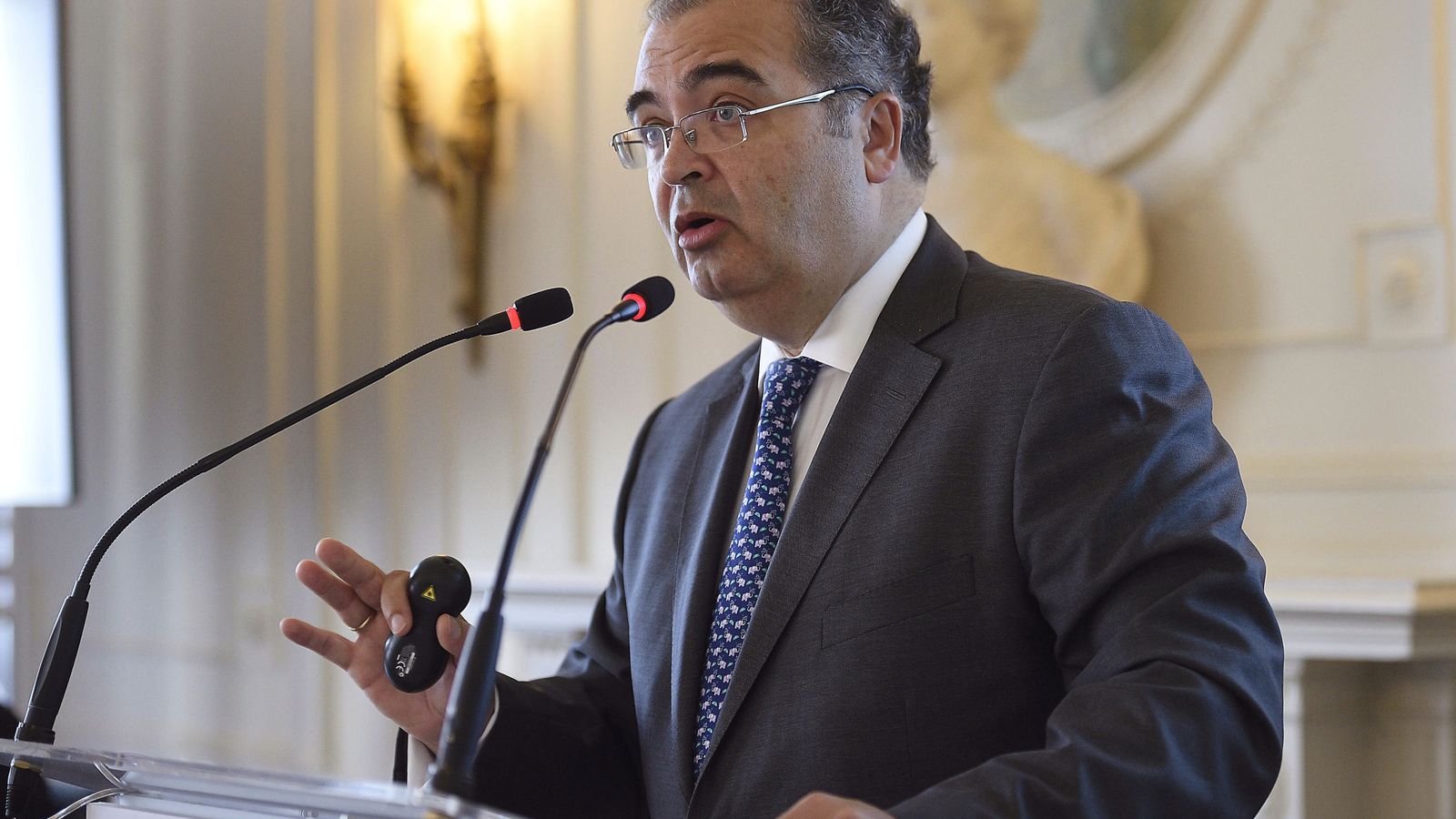 Foto: El presidente del Banco Popular, Ángel Ron, durante su intervención en el curso de verano (Efe)