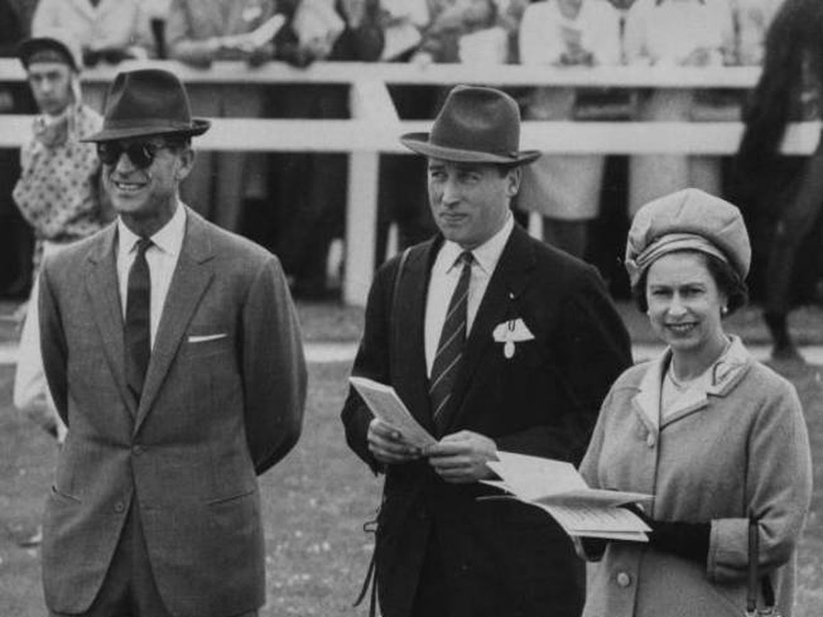 Foto: Lord Porchester, el duque de Edimburgo y la reina Isabel, en 1969. (Getty)
