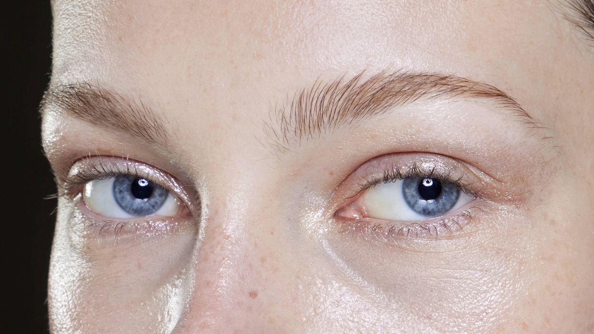 ¿Tiene sentido utilizar vaselina en el contorno de los ojos? Los expertos responden