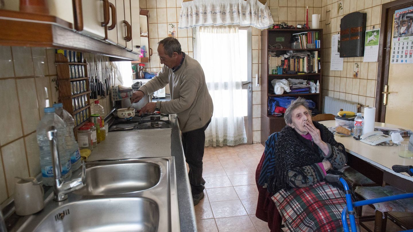 Marcelino está a cargo de su madre en la casa familiar de Miranda de Ebro. (D.B.)