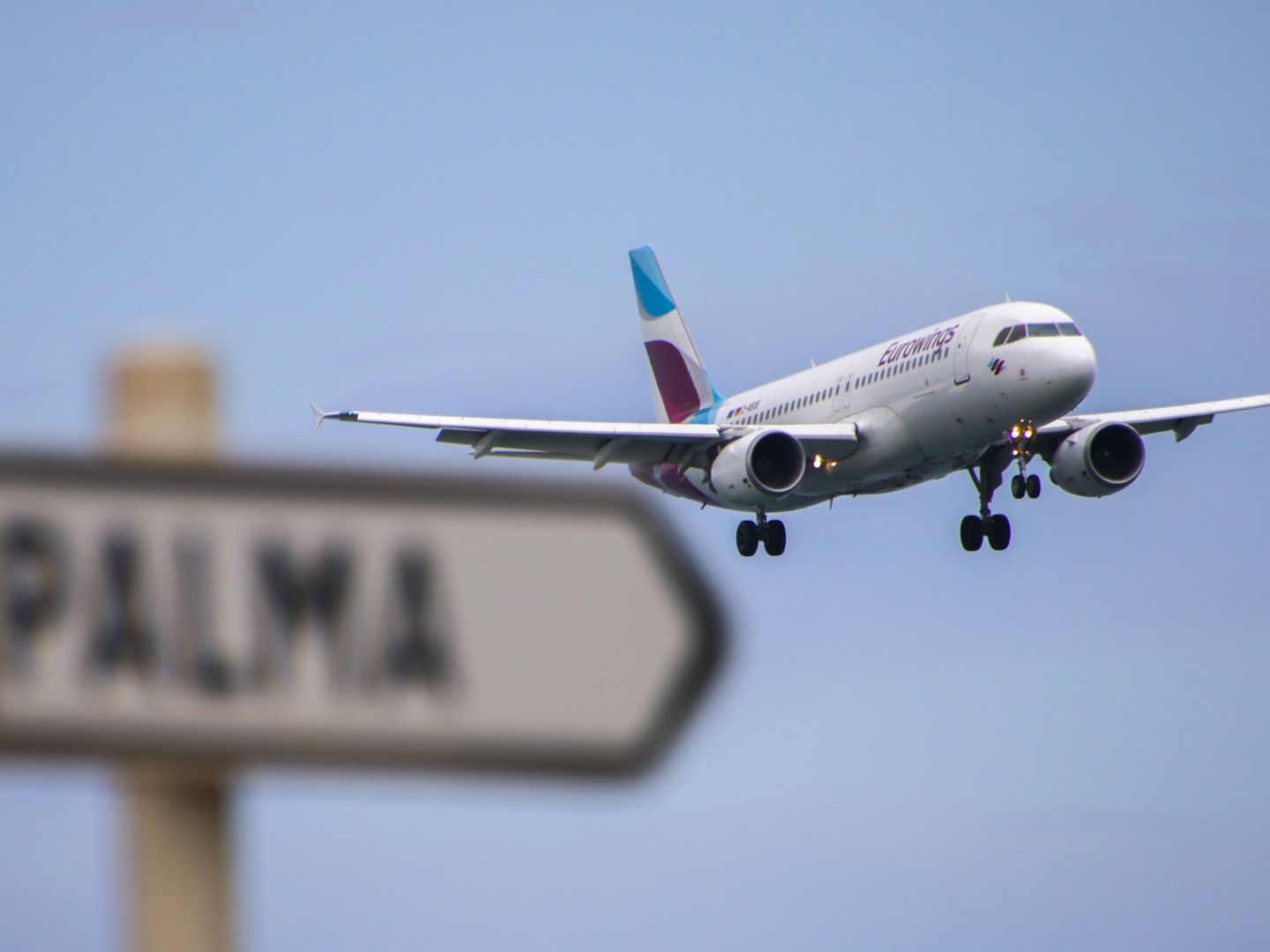 Llegada de un avión al aeropuerto de Palma de Mallorca. (EFE/Cati Cladera) 