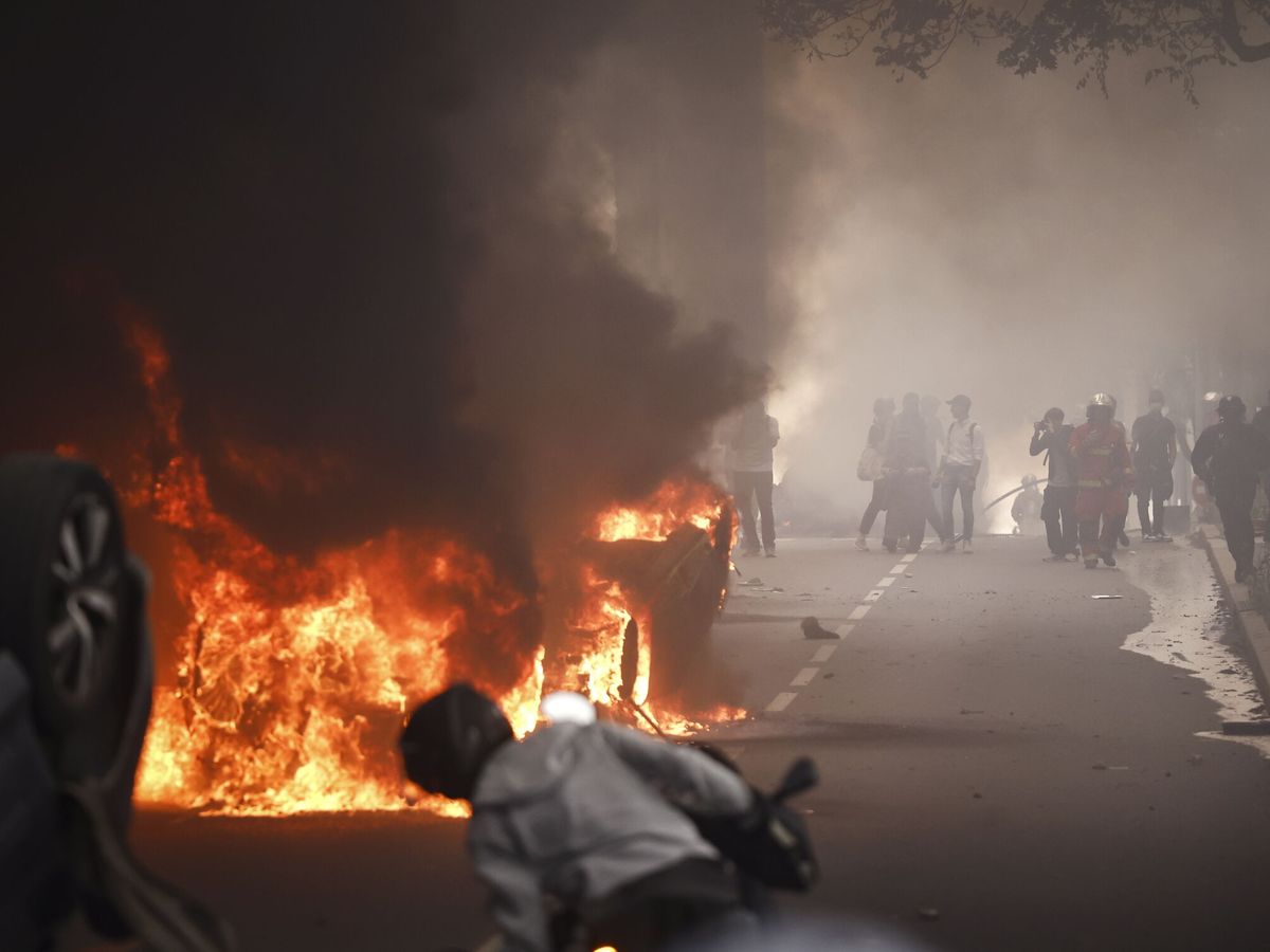 Foto: Las sorprendentes imágenes de los disturbios en Francia tras la muerte del adolescente Nahel. (EFE / EPA / YOAN VALAT)