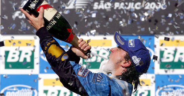Foto: El español celebra en el podio de Sao Paulo la consecución de su segundo título de campeón del mundo de Fórmula 1 (EFE)