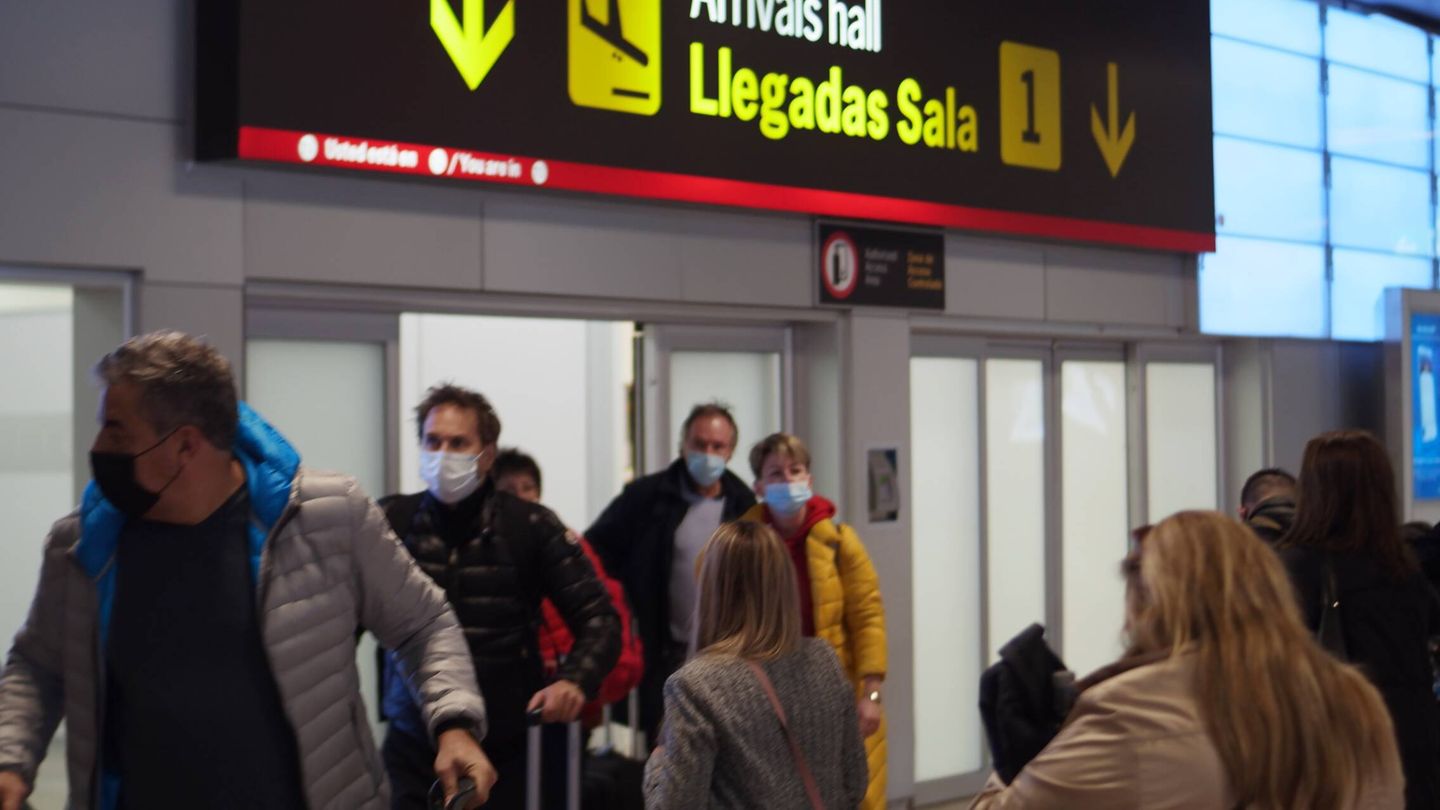 Viajeros procendes de Kiev llegan al Aeropuerto Adolfo Suárez Madrid-Barajas. (Á.F.C.)