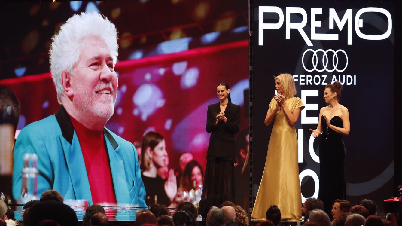 Foto: Un momento del homenaje que el realizador Pedro Almodóvar ha recibido en los Premios Feroz en Zaragoza. (EFE/Javier Cebollada)