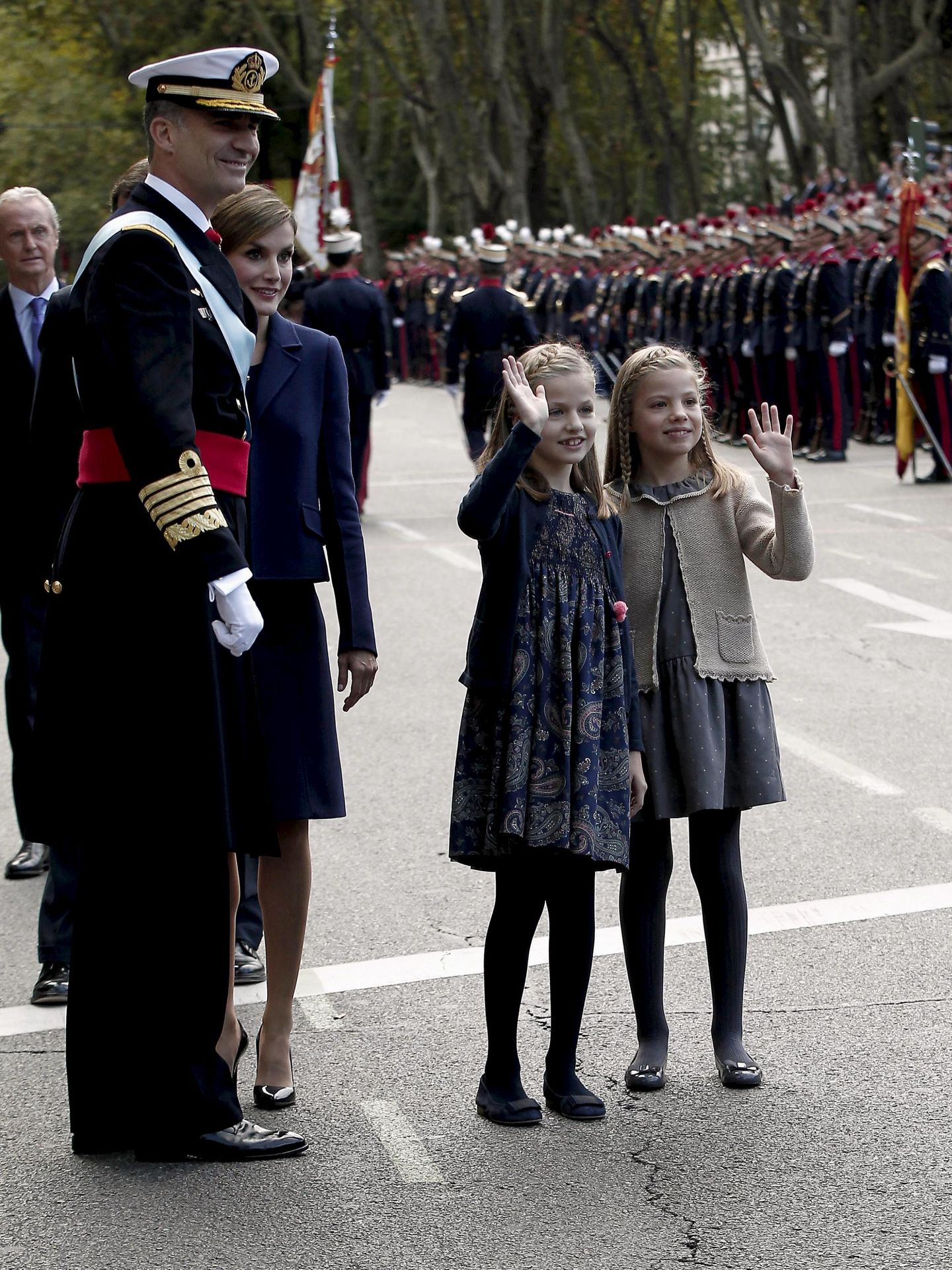 La princesa Leonor y la infanta Sofía en el desfile de la Hispanidad de 2015. (Reuters/Juan Carlos Rojas)