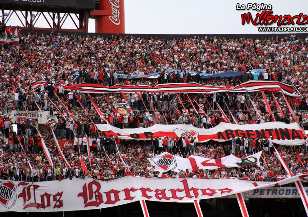 Foto: 'Los Borrachos de Tablón', 'Barra Brava' de River Plate, durante un partido de la liga argentina.