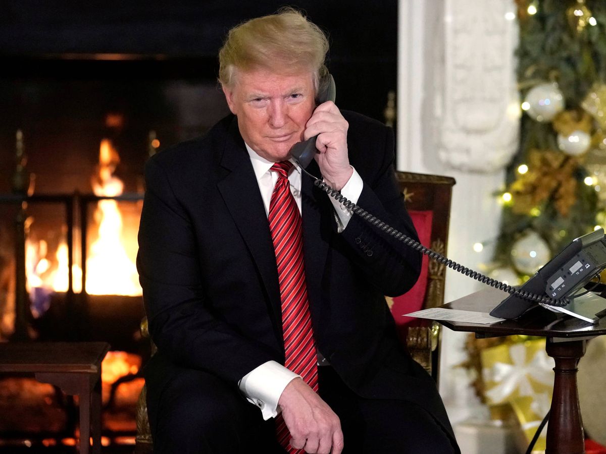 Foto: Donald Trump, hablando por teléfono, en una imagen de archivo. (Reuters)
