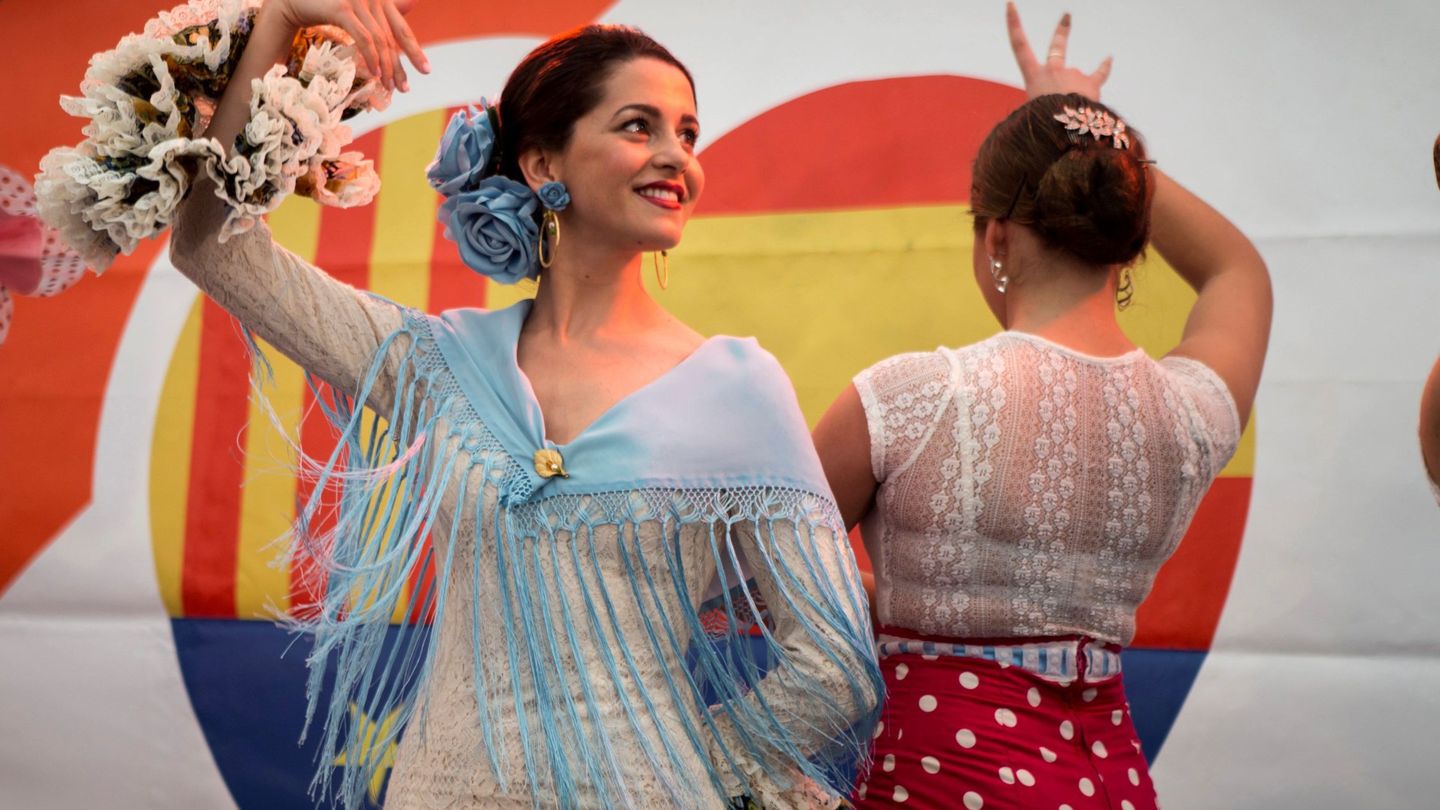 Inés Arrimadas baila sevillanas en la caseta de su partido durante la Feria de Abril en Barcelona. (EFE)