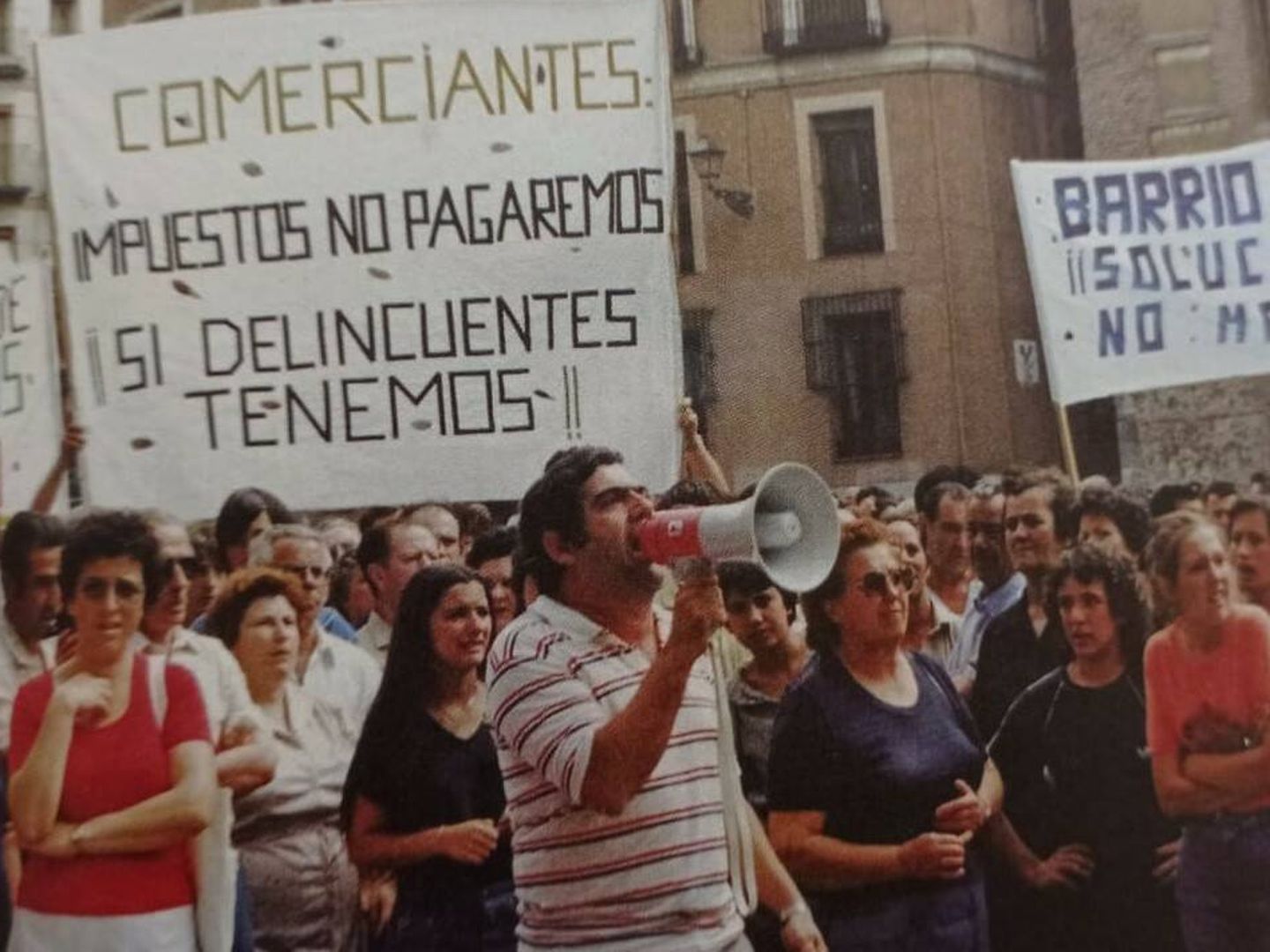 Una manifestación en los 80. Félix en el megáfono. (AAVV)