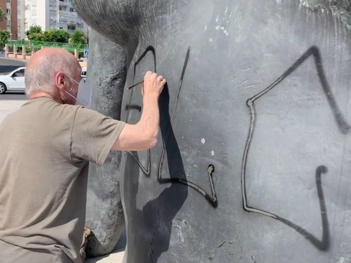 Foto: El escultor y pintor Antonio López mientras repara su obra (Ayuntamiento de Coslada)