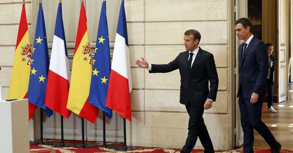 Foto: Emmanuel Macron y Pedro Sánchez, dirigiéndose a su rueda de prensa conjunta en el Elíseo, este 23 de junio en París. (Reuters)