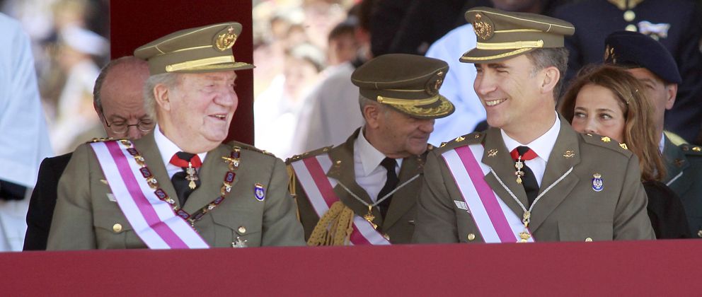 El Rey Juan Carlos junto a su hijo Felipe en un acto oficial (Gtres)