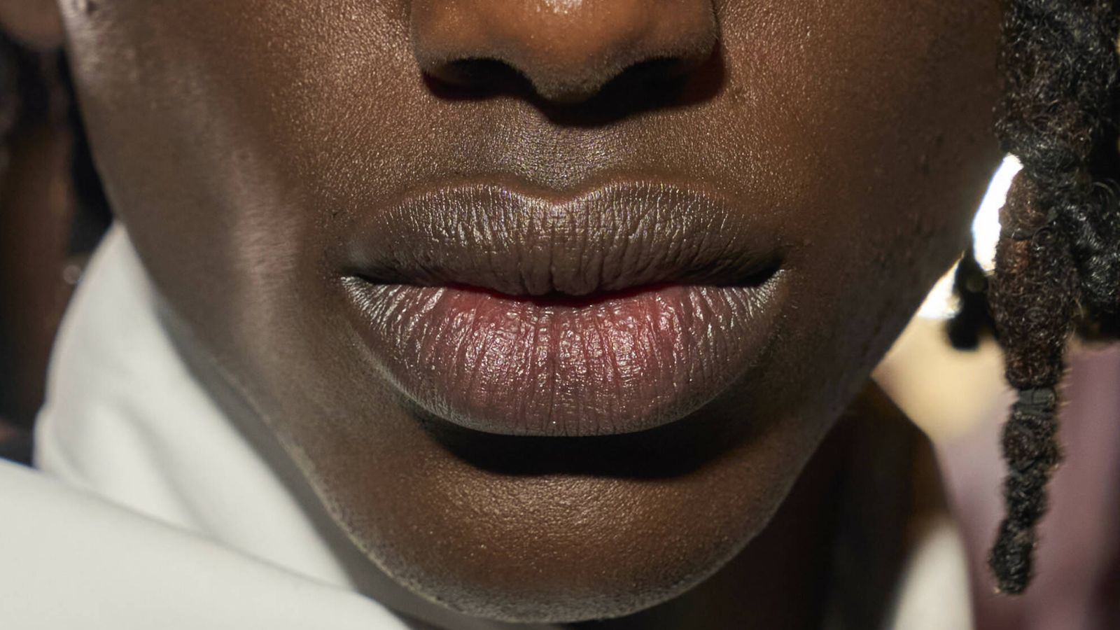 Los labios agreitados no solo son antieestéticos y cuartean el maquillaje, también favorecen la sensibilidad y la aparición de heridas. (Launchmetrics Spotlight)