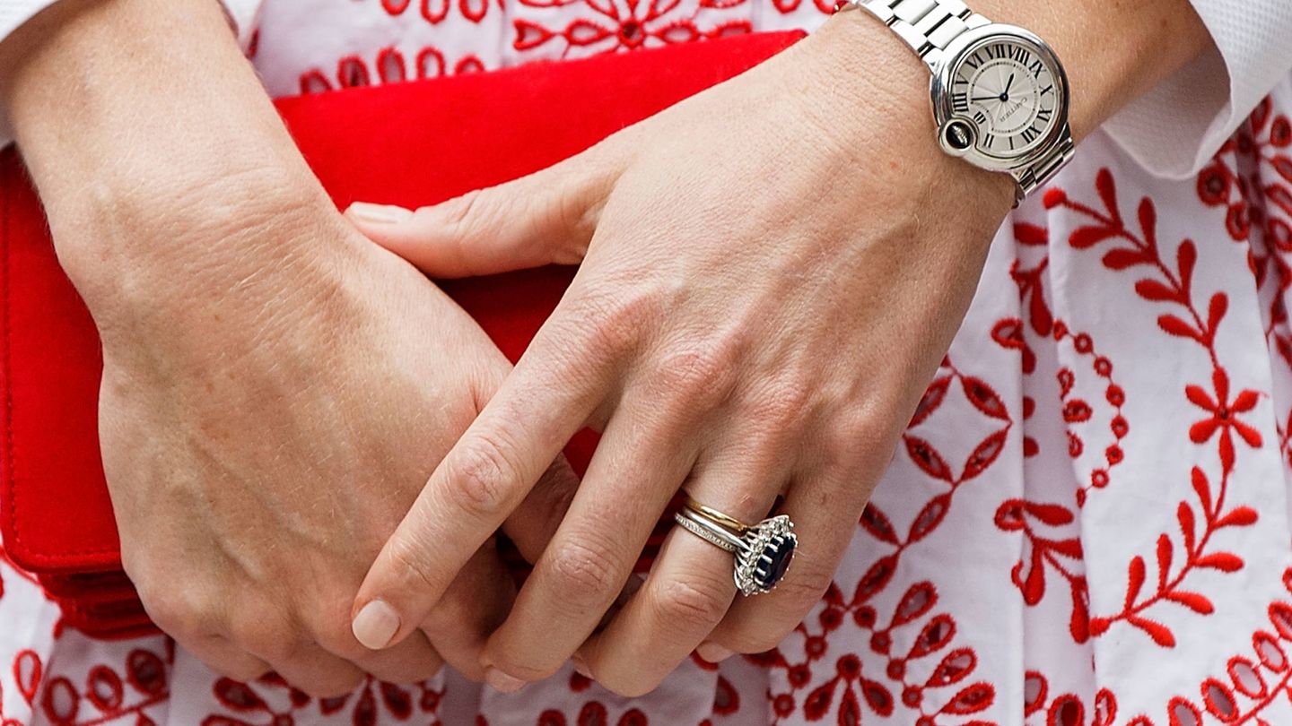 El anillo de zafiro y diamantes de Kate Middleton, en detalle. (Andrew Chin/Getty Images)