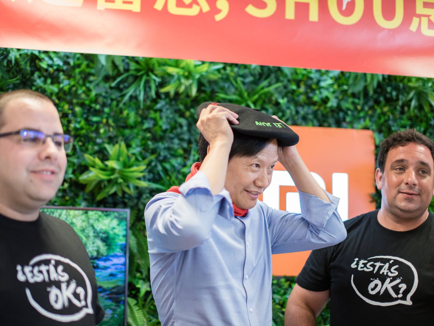 Lei Jun se fija la 'txapela' regalada por los fans de la compañía. (Jorge Álvaro Manzano)
