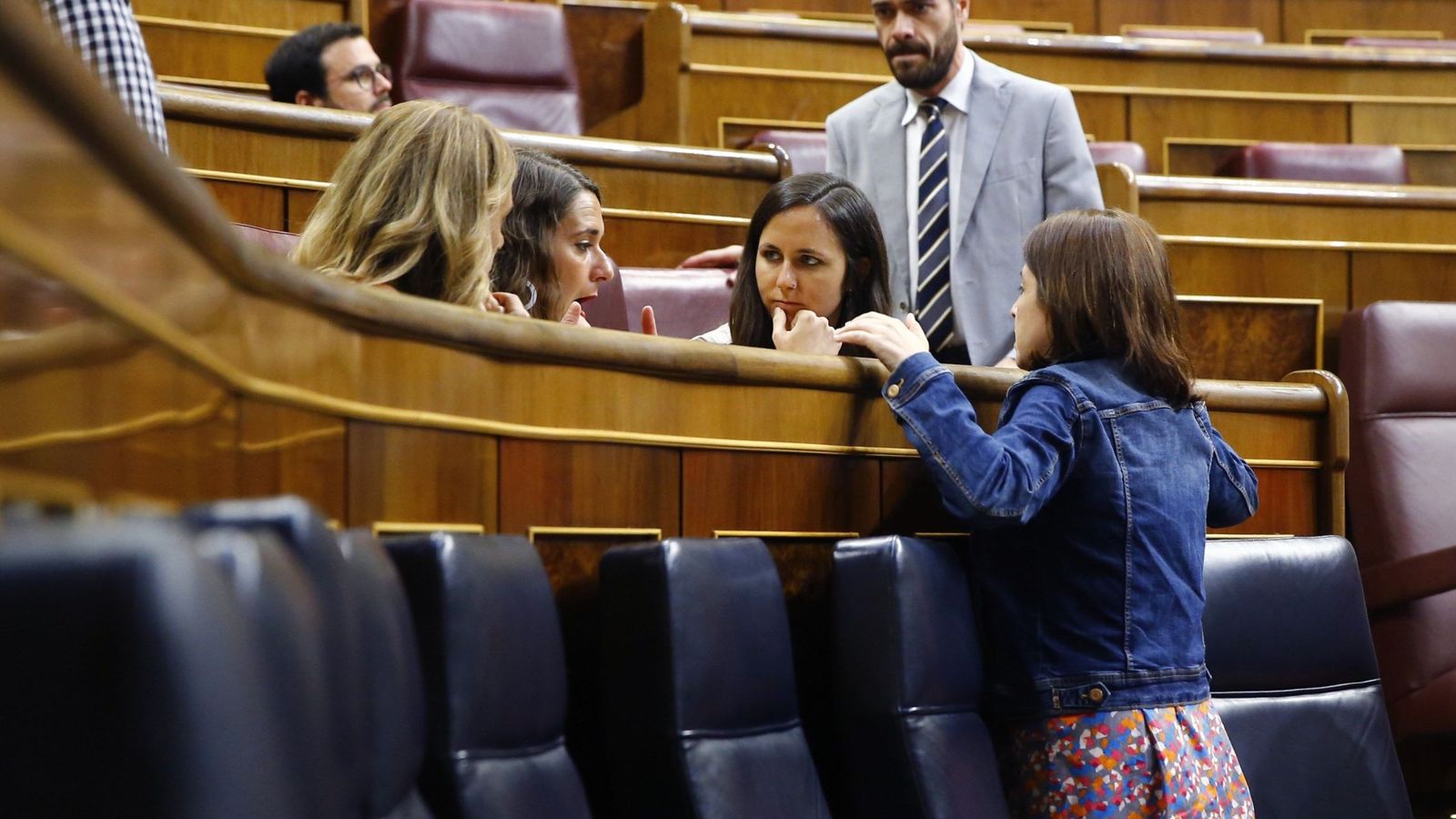 Foto: La portavoz del PSOE, Adriana Lastra (d), conversa con la portavoz adjunta de Podemos, Ione Belarra (2d), y la diputada Noelia Vera, antes de una votación en el Congreso para la renovación de RTVE. (EFE)