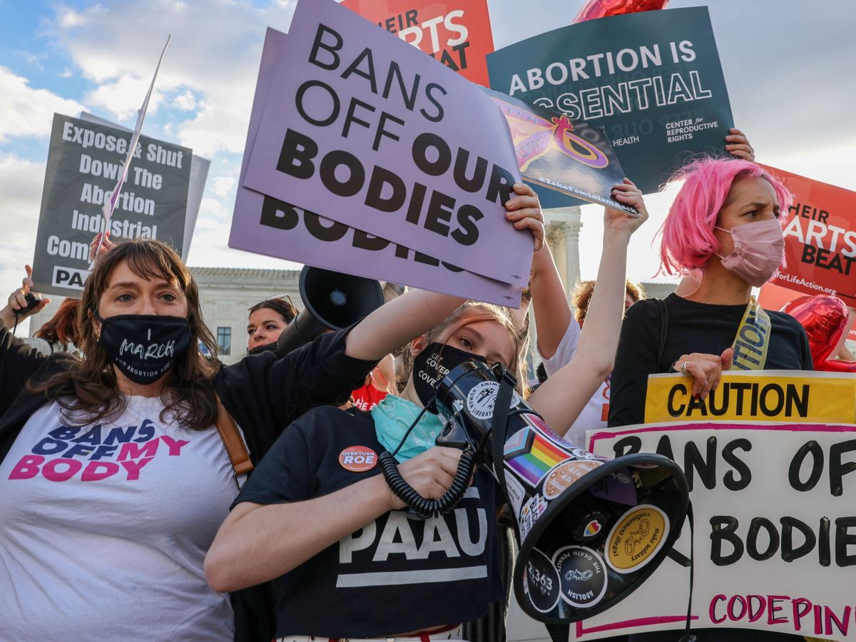 Foto: Manifestación ante el Supremo de EEUU mientras el tribunal sopesa la ley del aborto de Texas. (Reuters/Evelyn Hockstein)