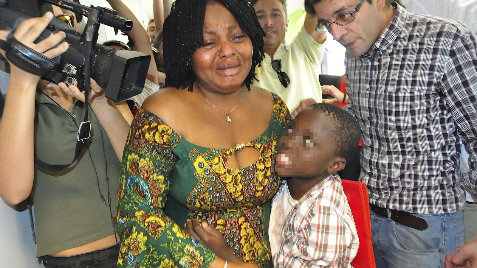 Foto: El pequeño Adou es entregado a su madre. (EFE)