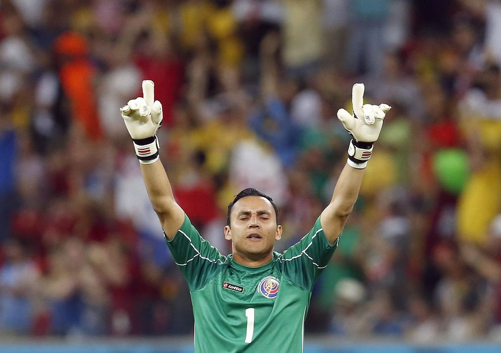 Foto: Keylor Navas, levanta los brazos al cielo durante un partido del Mundial (EFE)