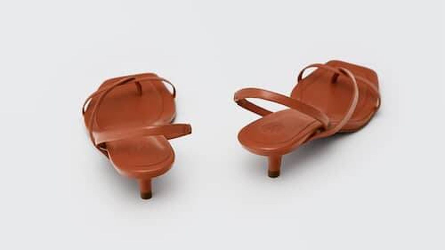 Las sandalias de tacón sensato de Massimo Dutti. (Cortesía)