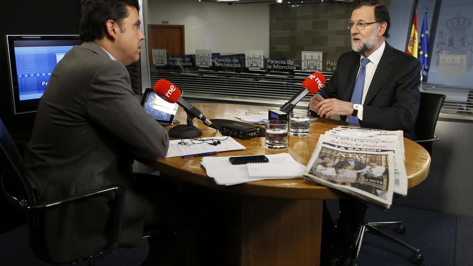 Foto: El presidente del Gobierno, Mariano Rajoy, durante la entrevista con Radio Nacional desde el Palacio de La Moncloa. (Efe)
