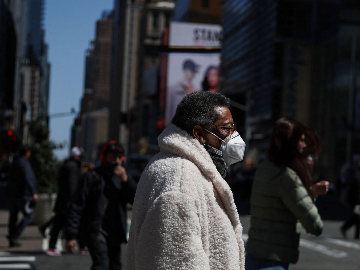 Foto: Una persona camina por las calles de Nueva York usando mascarilla. (Reuters/Shannon Stapleton)