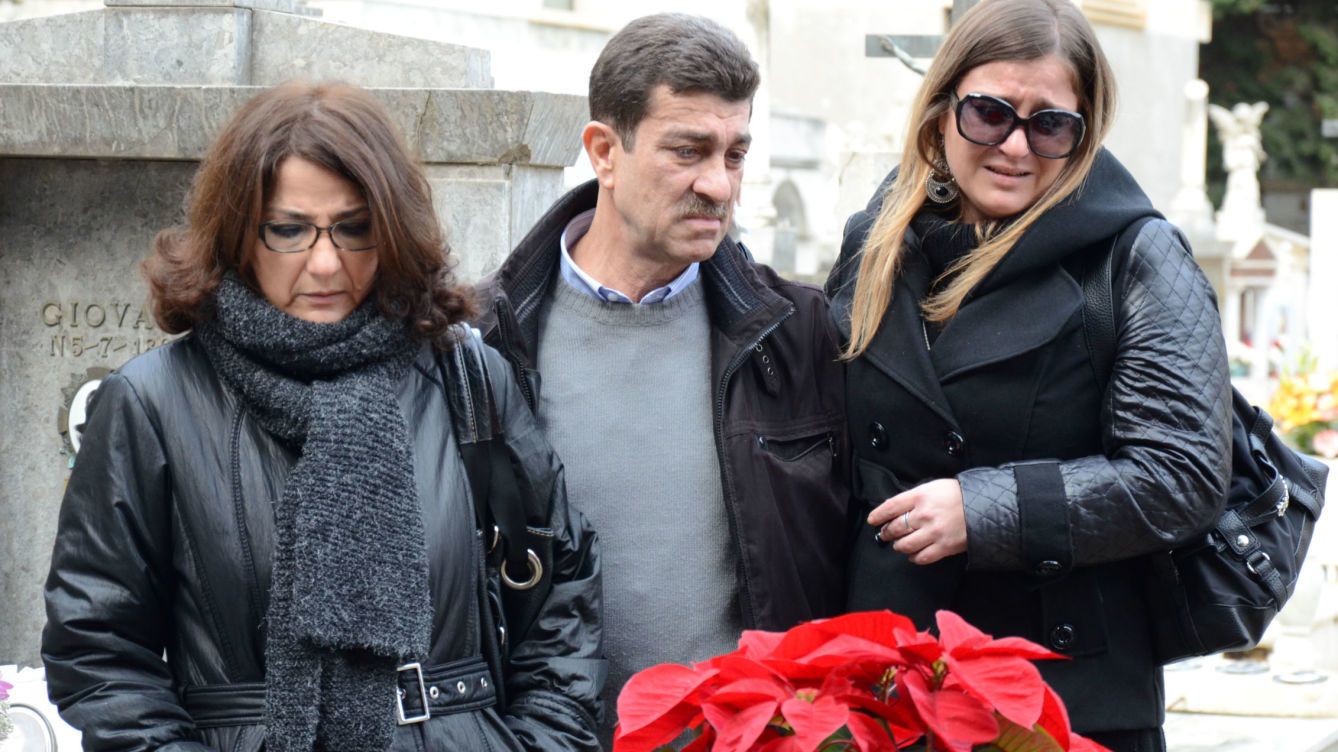 Los padres y la hermana de Mario Biondo en su funeral (Gtres)
