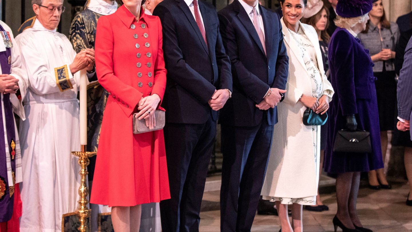 Los príncipes Guillermo y Harry con sus respectivas esposas en un servicio religioso. (Reuters)