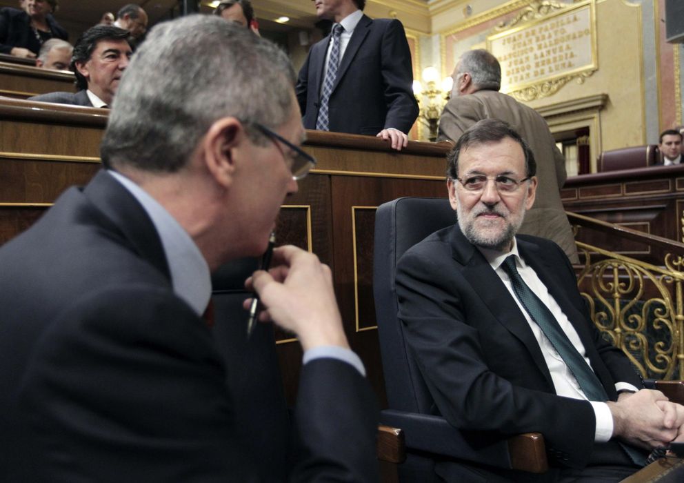 Foto: El presidente del Gobierno, Mariano Rajoy, conversa con el ministro de Justicia, Alberto Ruiz-Gallardón. (Efe)