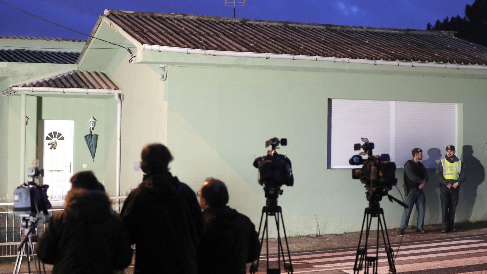 Foto: Periodistas, ante la casa del 'Chicle' en Rianxo. (EFE)
